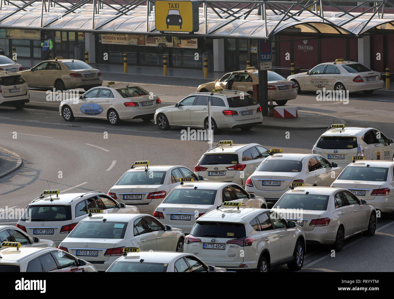 Berlino, Germania, i taxi sono in attesa presso l'aeroporto di Tegel Foto Stock