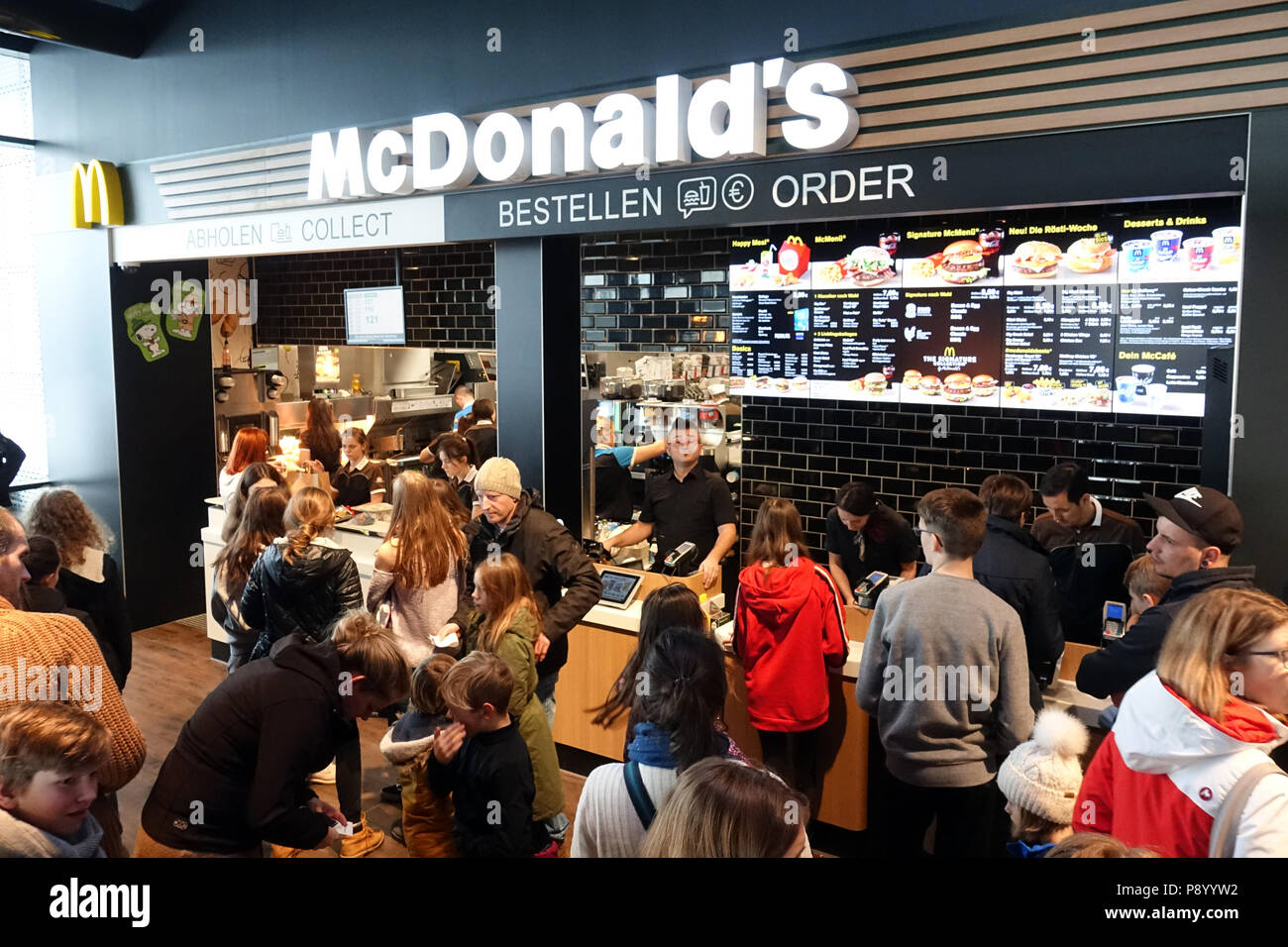 Hermsdorf, Germania, le persone sono in attesa in un McDonalds store alla fine e pick-up contatore Foto Stock
