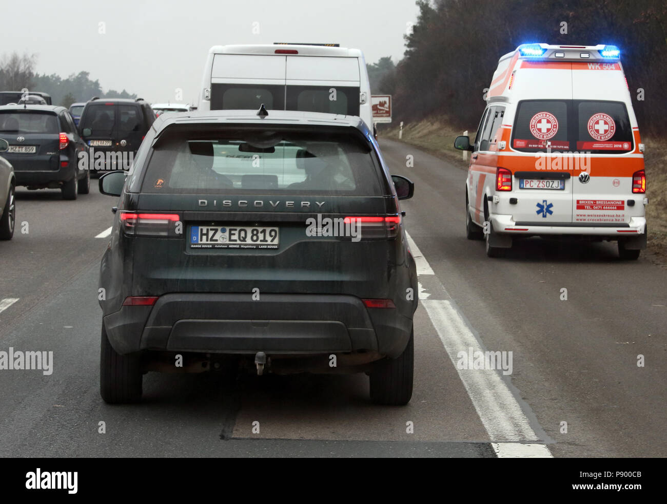 Norimberga, Germania, Italiano Ambulance guida sulla corsia di traffico la A9 in passato un ingorgo Foto Stock