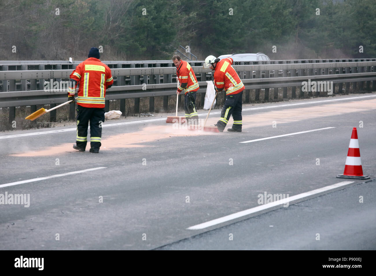 Allersberg, Germania, i vigili del fuoco di eliminare dopo un incidente di auto sulla A9 un sentiero di olio Foto Stock