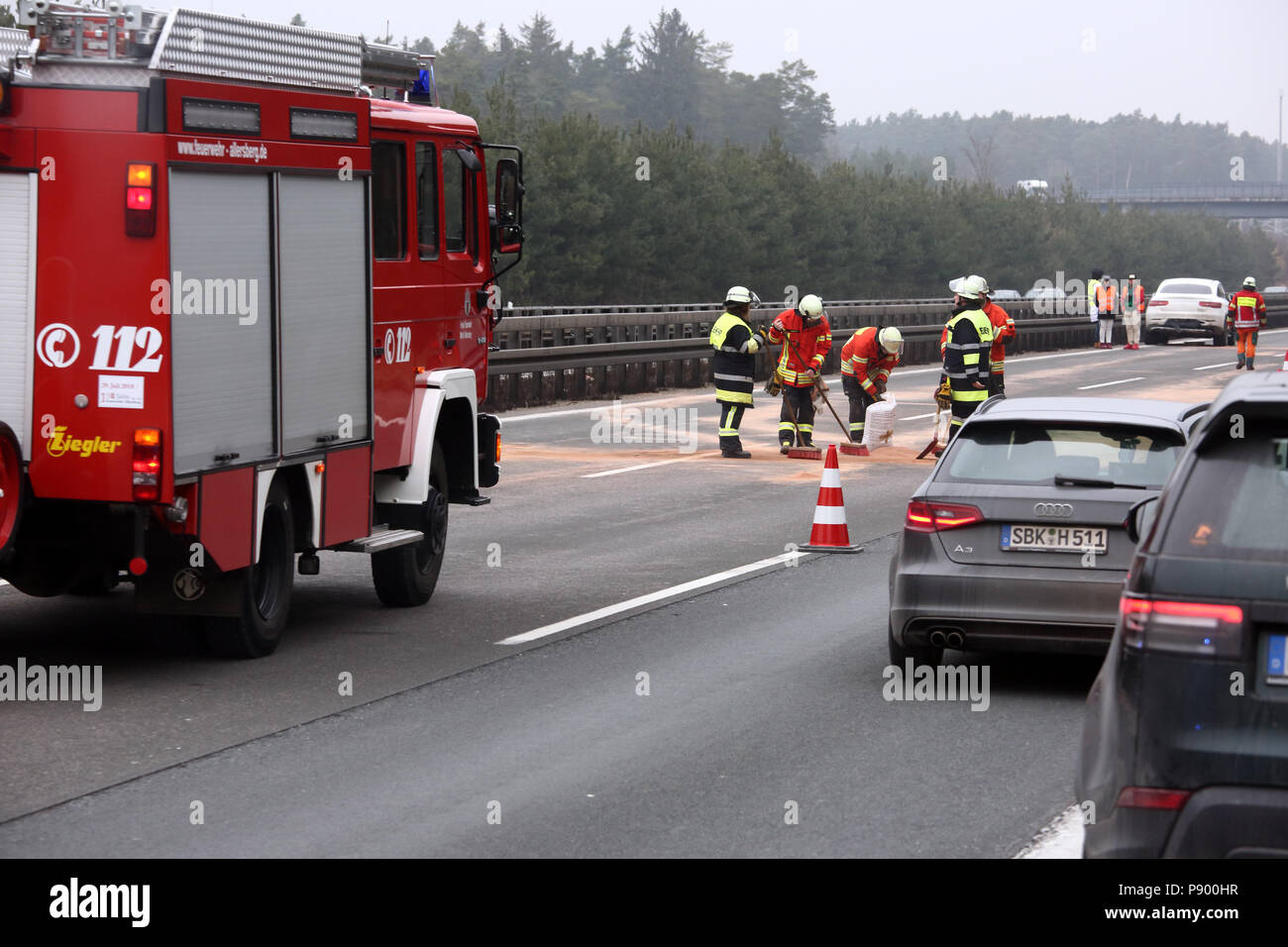 Allersberg, Germania, i vigili del fuoco di eliminare dopo un incidente di auto sulla A9 un sentiero di olio Foto Stock