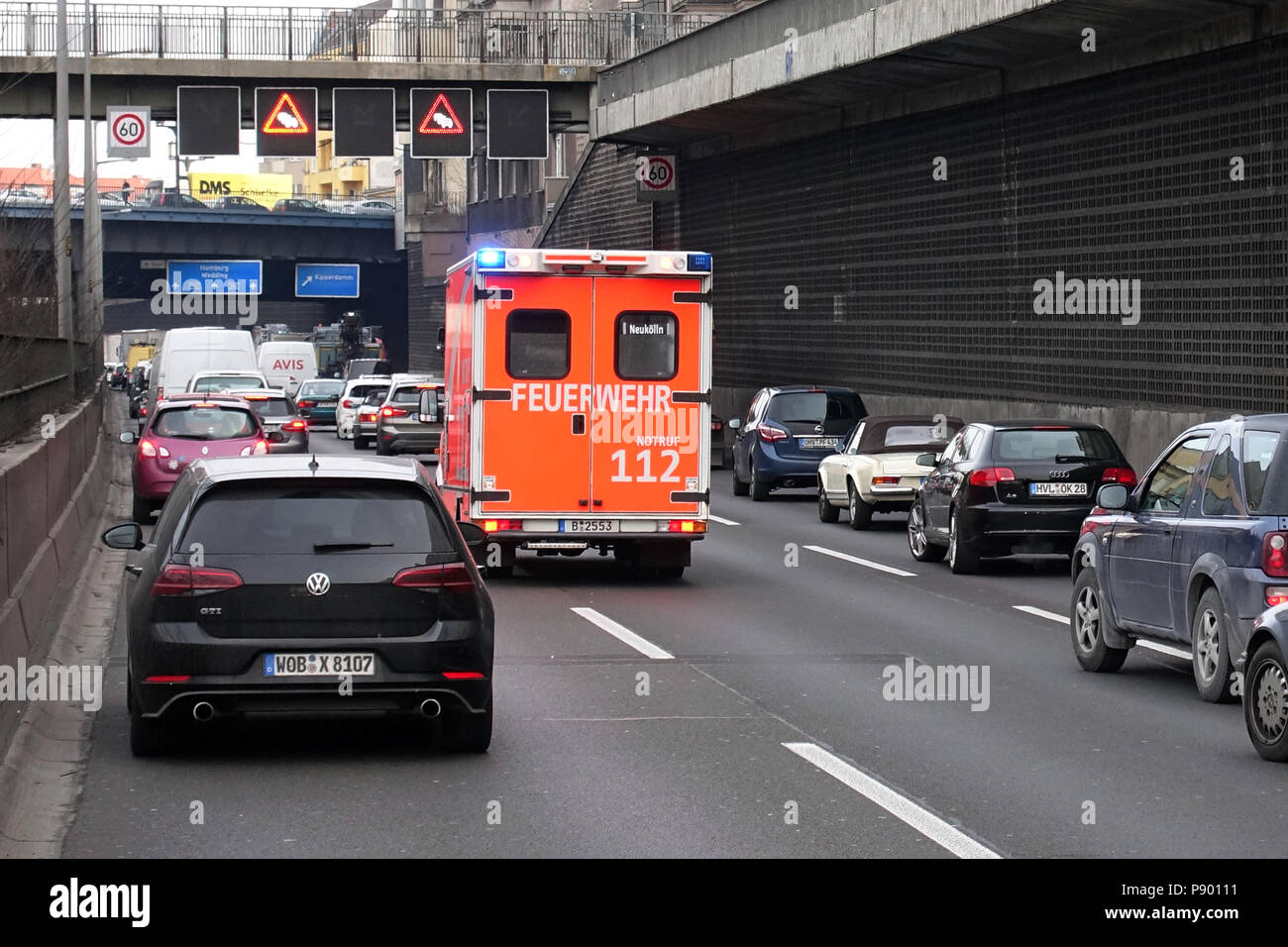 Berlino, Germania, sono vetture sulla A100 una corsia di soccorso per un ambulanza della Berlino dei Vigili del Fuoco Foto Stock