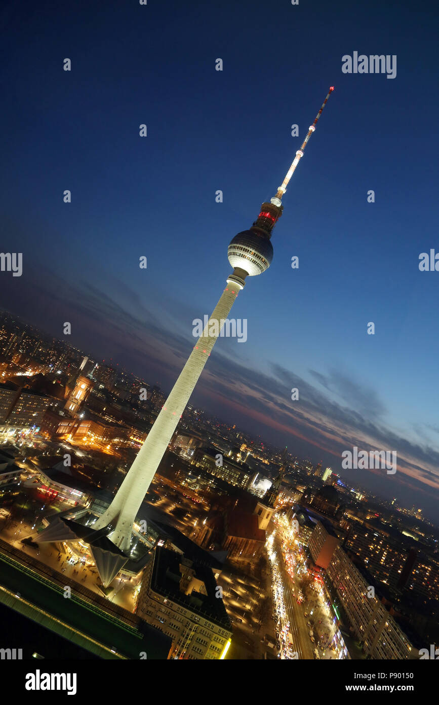 Berlino, Germania, Berlino torre della TV di sera Foto Stock