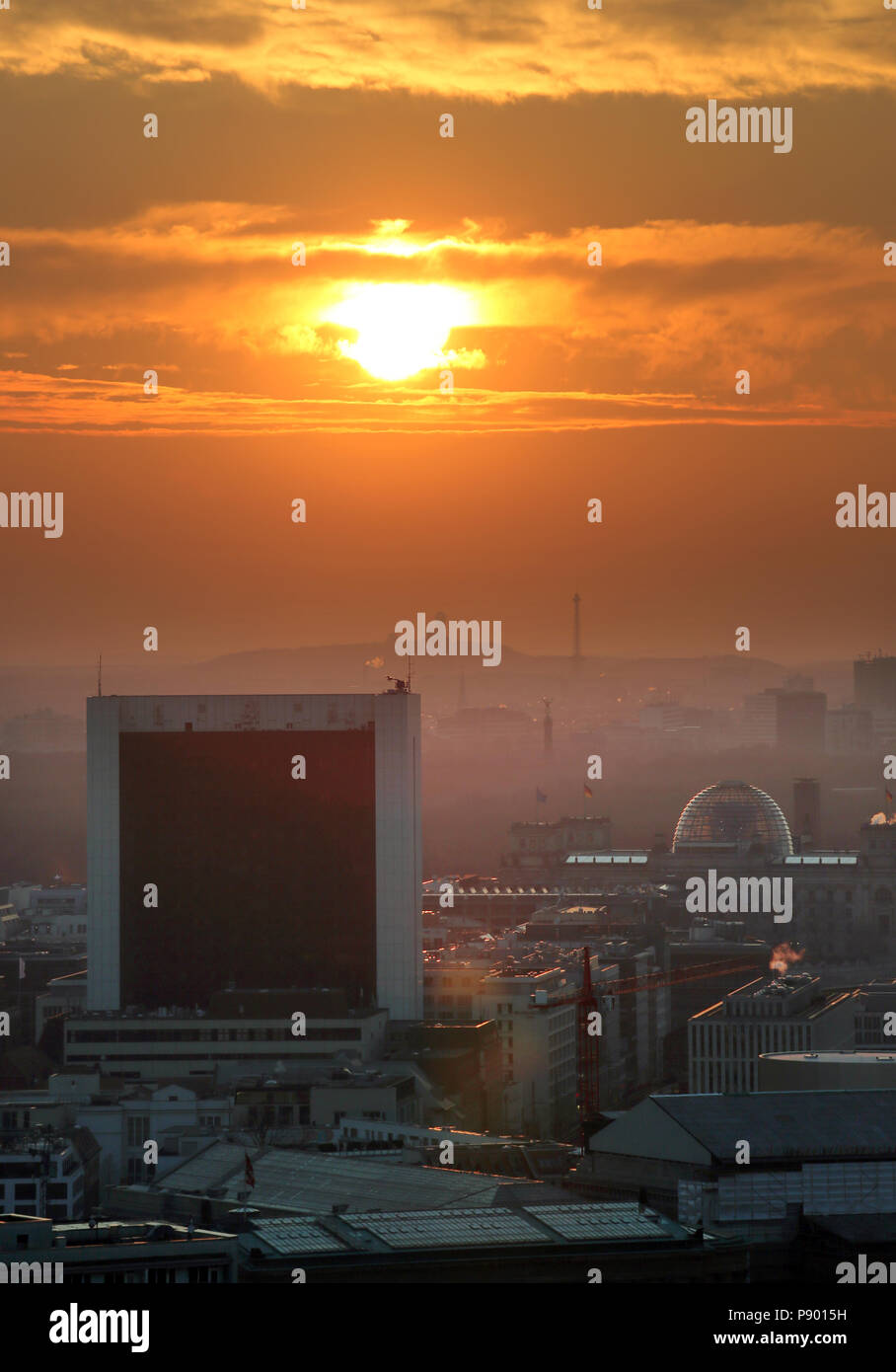 Berlino, Germania, in vista del Centro Internazionale per il commercio (sinistra) e l'Edificio del Reichstag al tramonto Foto Stock