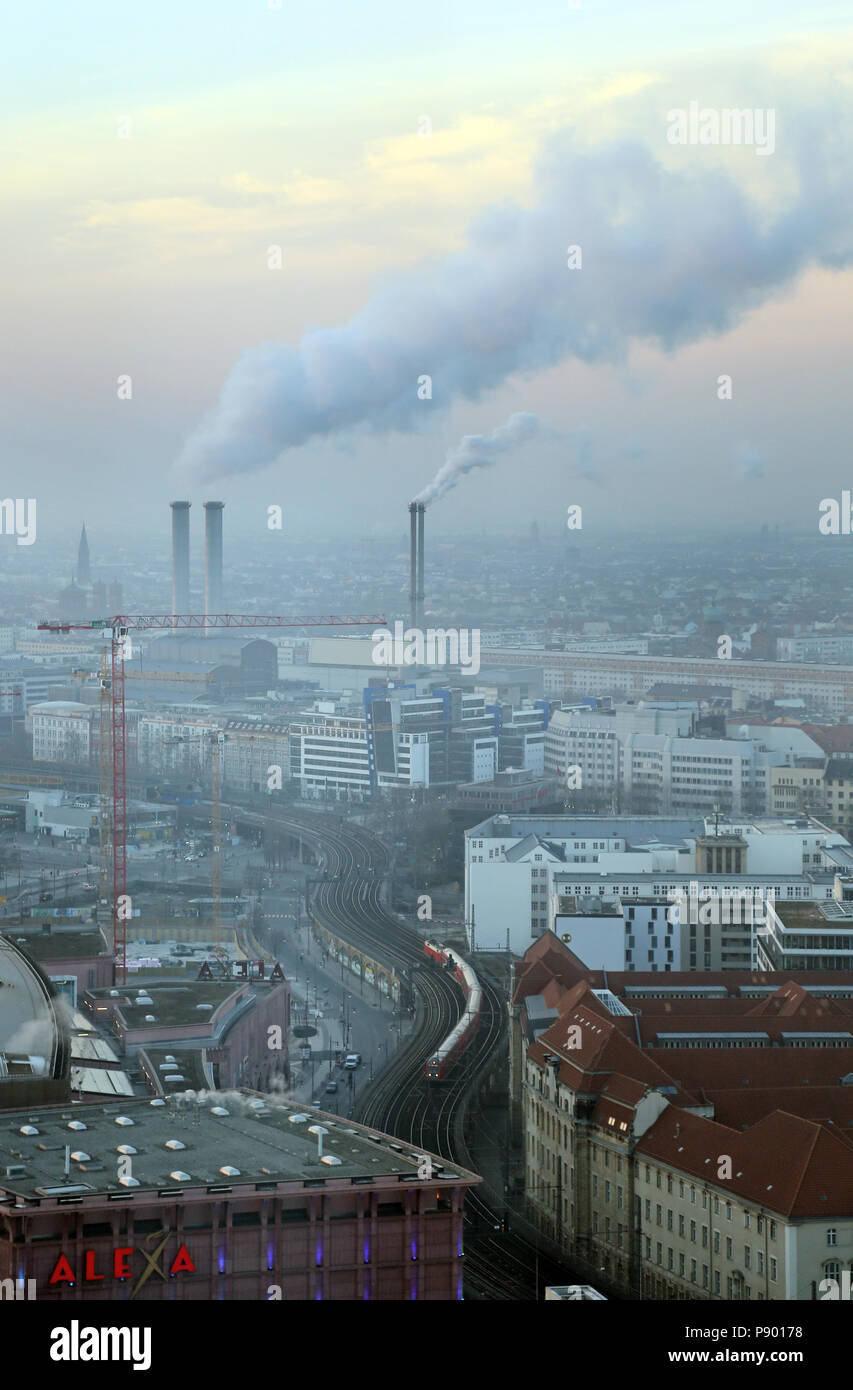 Berlino, Germania, comignoli fumanti dell'impianto di cogenerazione Berlin-Mitte Foto Stock