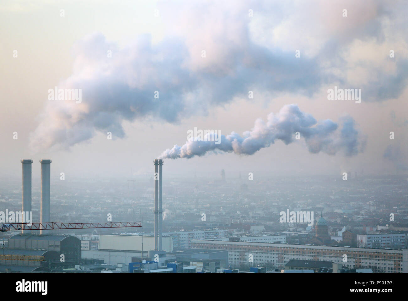 Berlino, Germania, comignoli fumanti dell'impianto di cogenerazione Berlin-Mitte Foto Stock