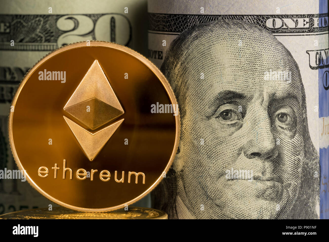 Ethereum singola moneta nella parte anteriore dei rulli di banca della valuta statunitense Foto Stock