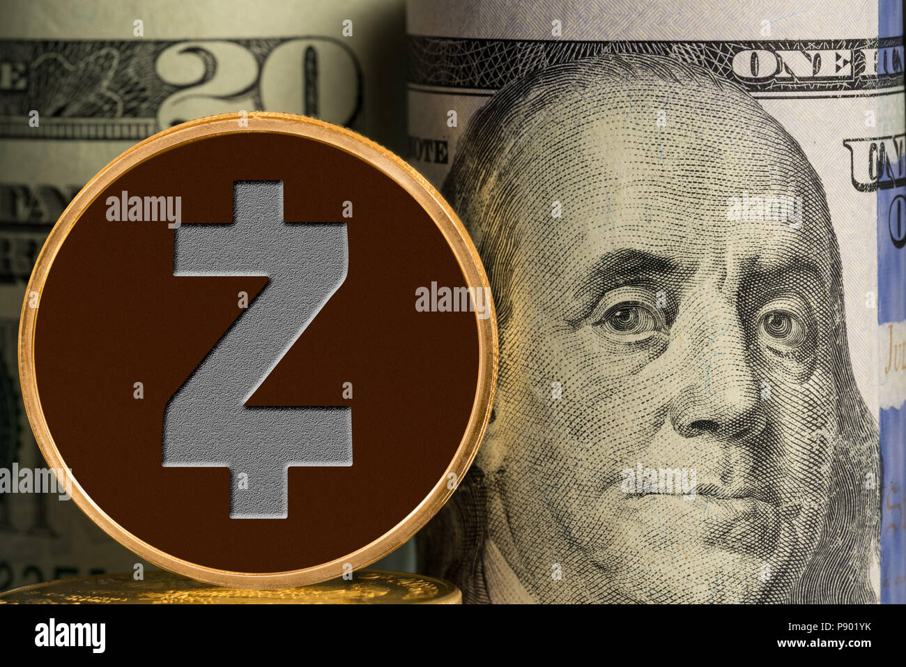 Singola moneta Zcash nella parte anteriore dei rulli di banca della valuta statunitense Foto Stock