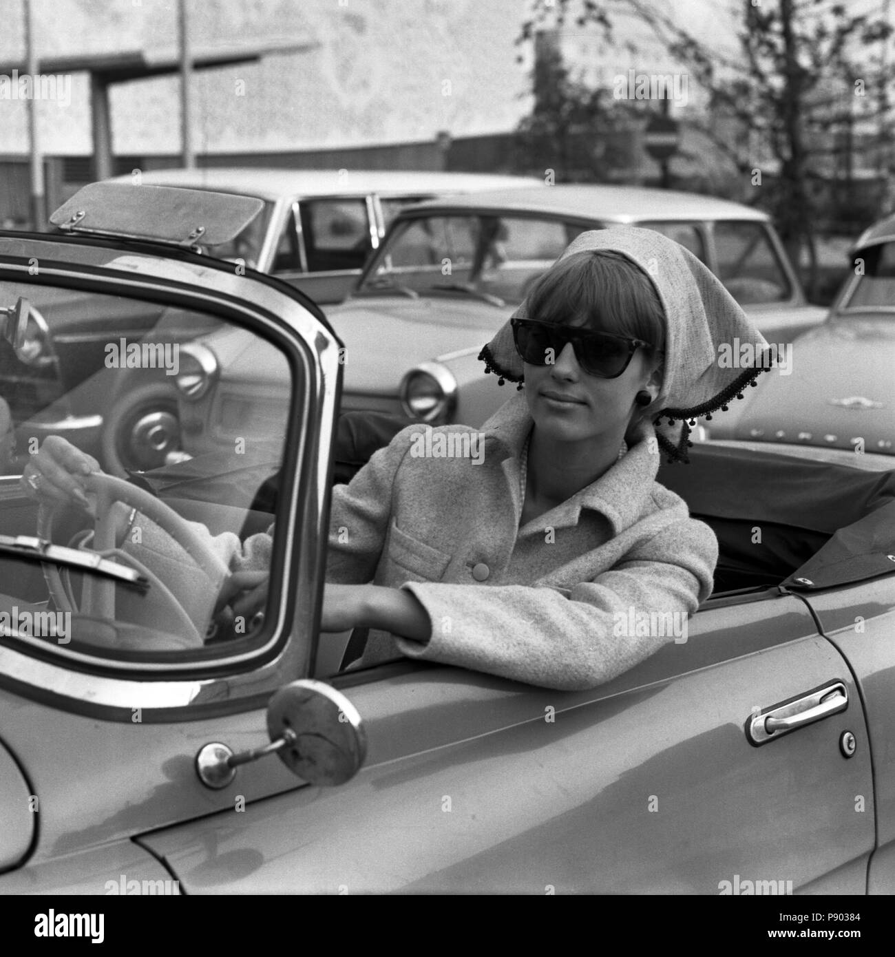 Berlino, gdr, giovane donna auto unità Foto Stock