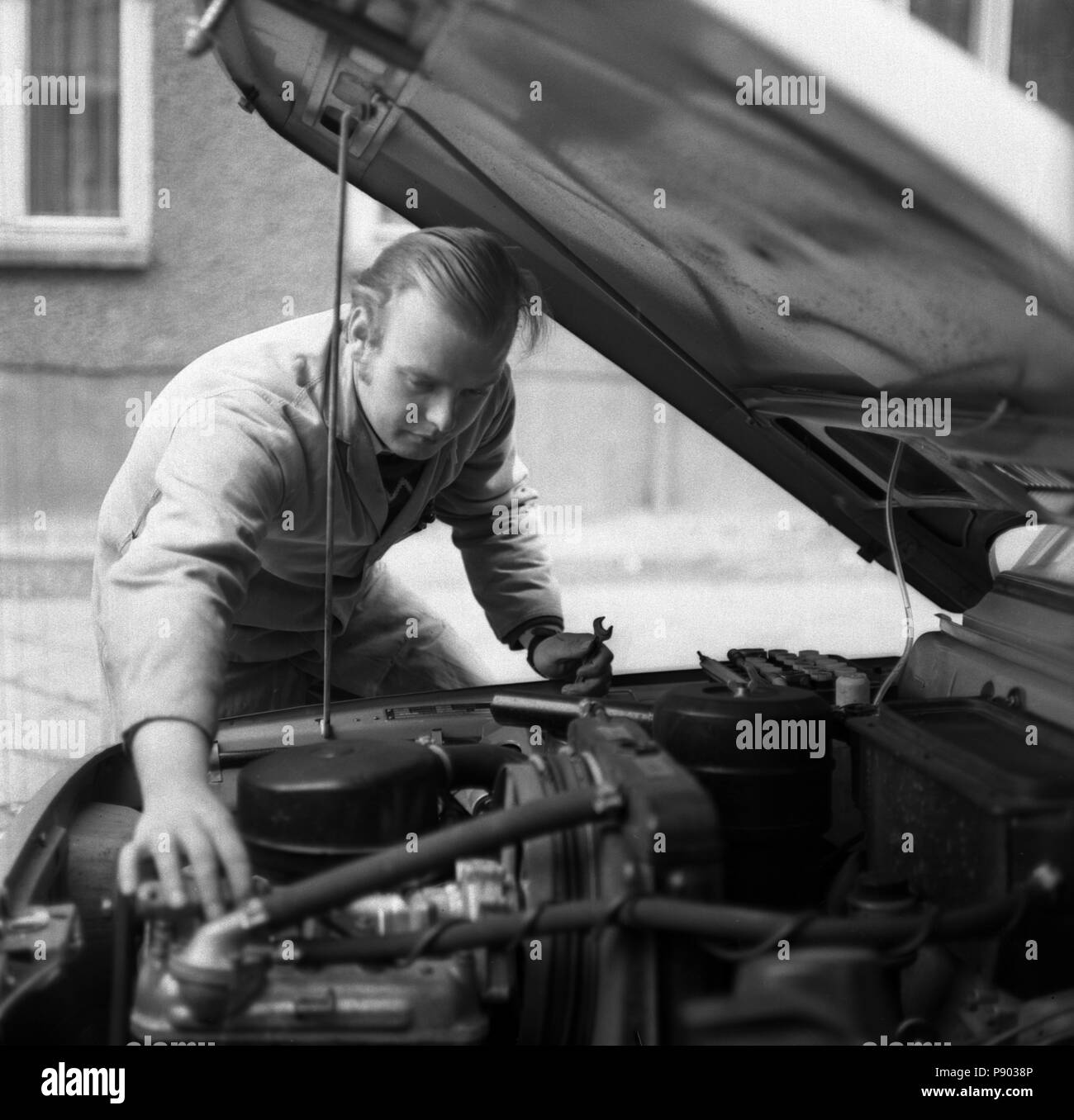 Berlino, gdr, auto meccanico ripara il motore di una Wartburg Foto Stock
