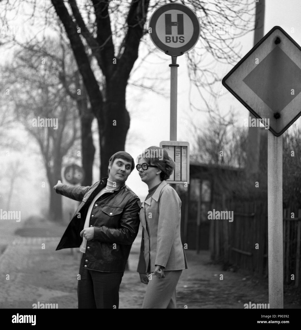 Berlino, gdr, giovane coppia in attesa per il bus Foto Stock