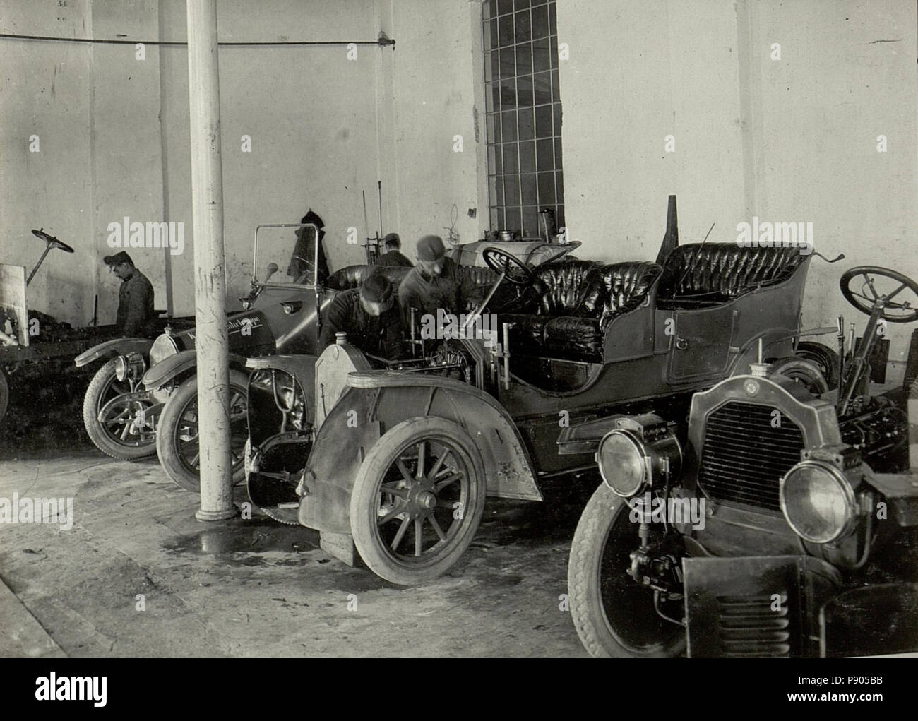 355 K.u.k.Kraftwagen Werkstätte in der Cellulosefabrik Villach. Montagehalle. (BildID 15468270) Foto Stock