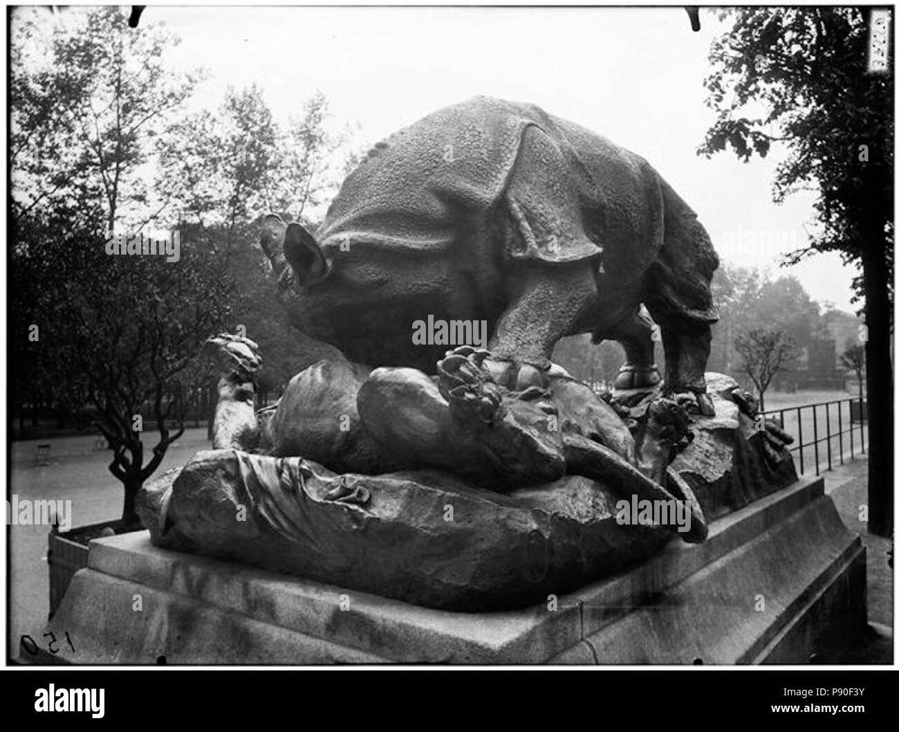 348 Jardin des Tuileries - Statua du Rhinocéros attaqué par onu tigre, groupe sculpé - Paris 01 - Médiathèque de l'architecture et du patrimoine - APMH00037550 Foto Stock