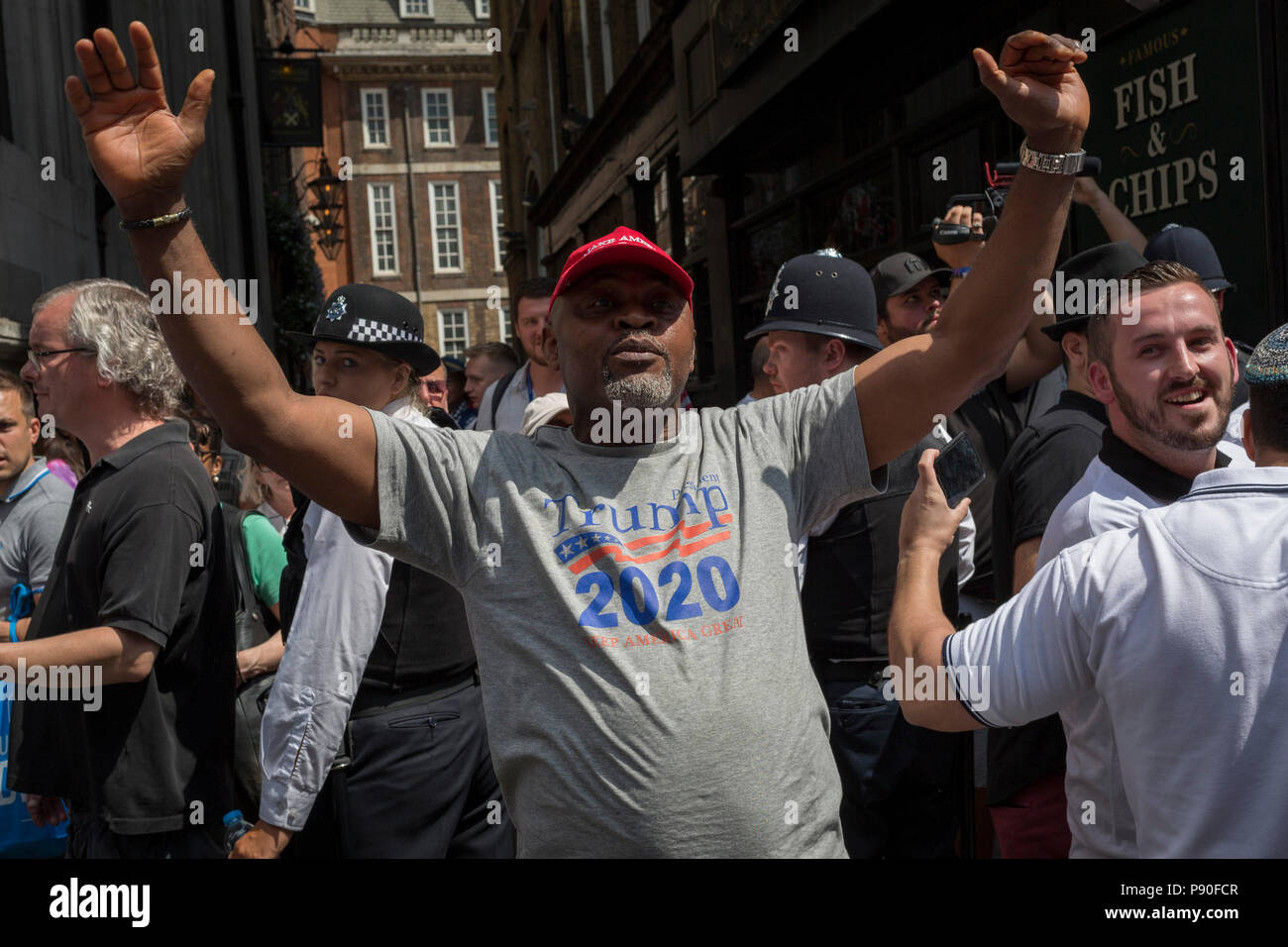 Londra, UK: membri di estrema destra i sostenitori del carcere inglese Defence Force (FES) leader Tommy Robinson fanno un contatore-dimostrazione a quelli contro la visita del Presidente americano Donald Trump AL REGNO UNITO, marzo attraverso il centro di Londra, il 13 luglio 2018, a Londra, in Inghilterra. Foto di Richard Baker / Alamy Live News Foto Stock