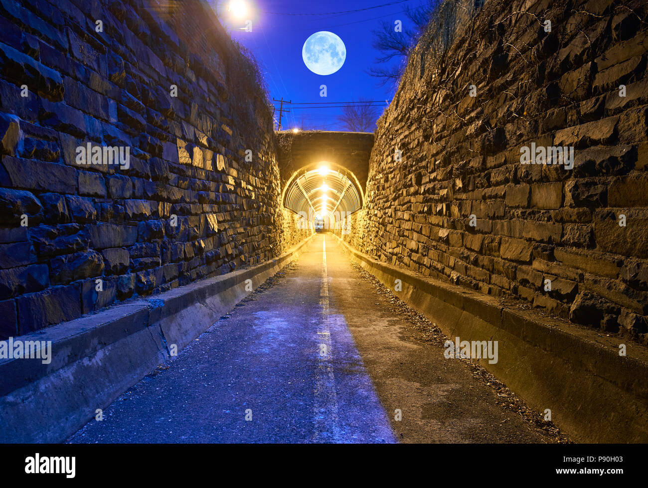 Un composito di la luna piena e il tunnel a Mt. Vernon Foto Stock