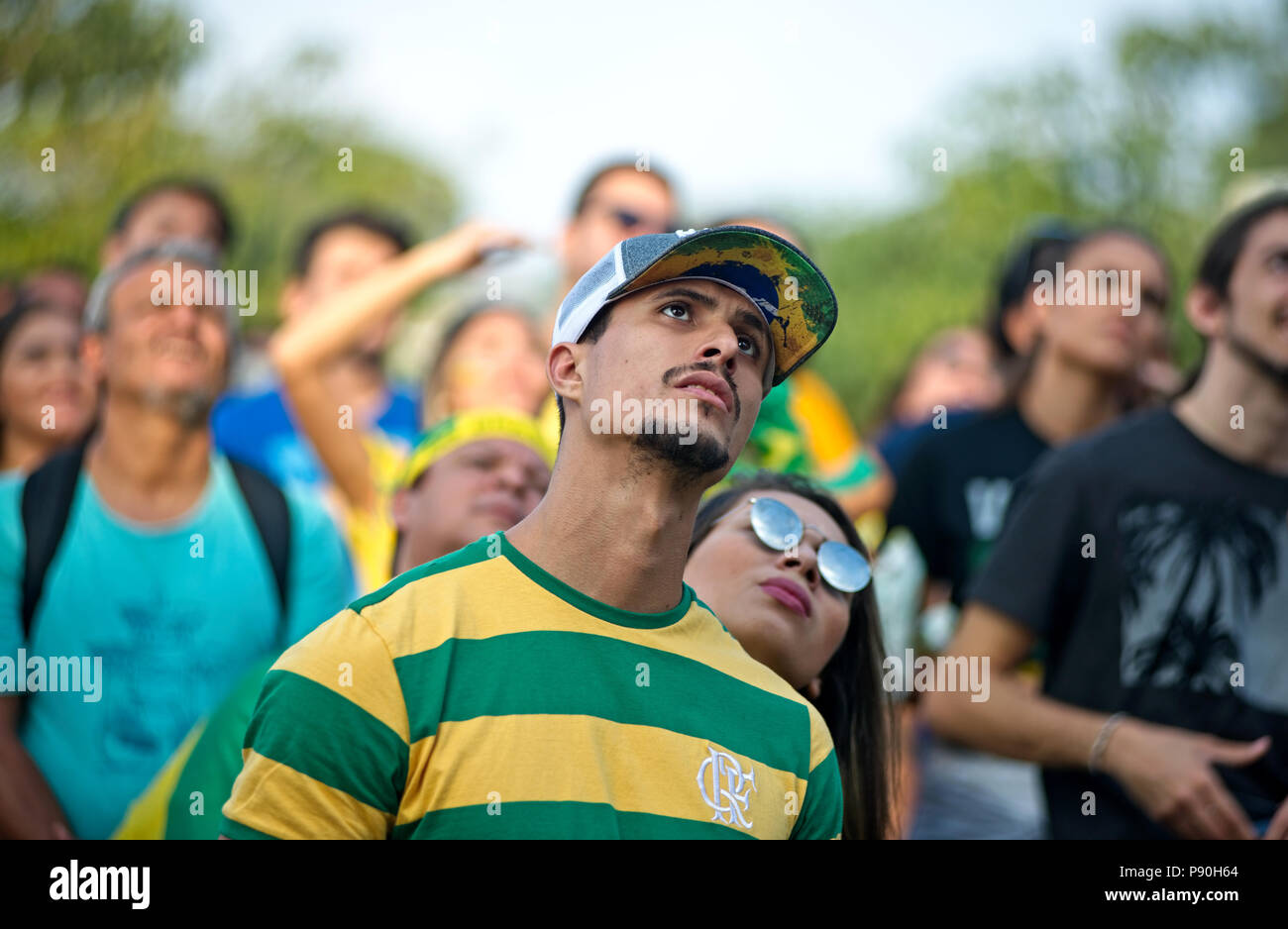 Brasile - Giugno 27, 2018: Brasile sostenitori radunati nel centro di Rio de Janeiro per guardare una ripresa televisiva del loro team di match contro la Serbia Foto Stock