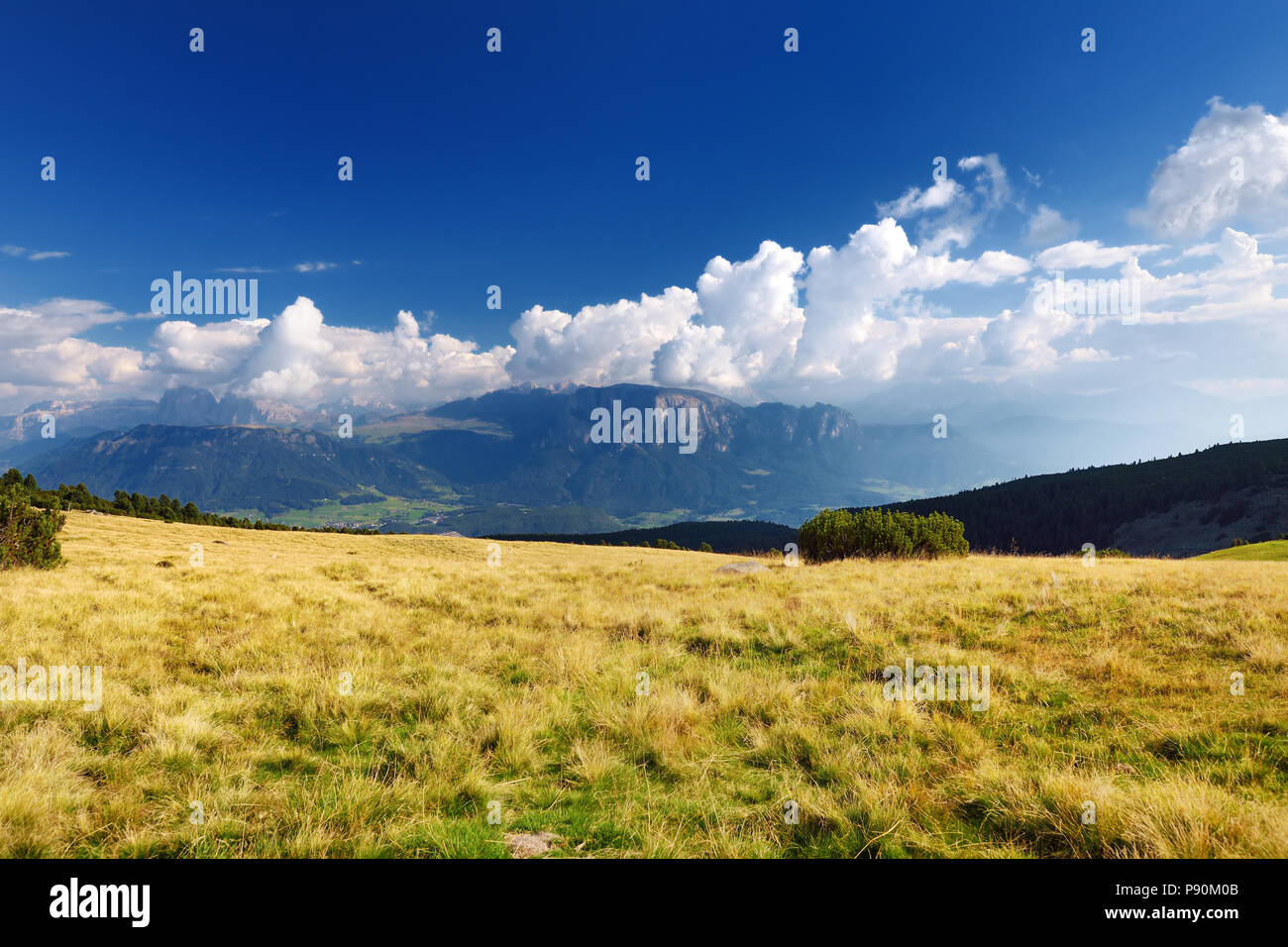 Vista spettacolare di maestose montagne rocciose delle Dolomiti, Italia Foto Stock