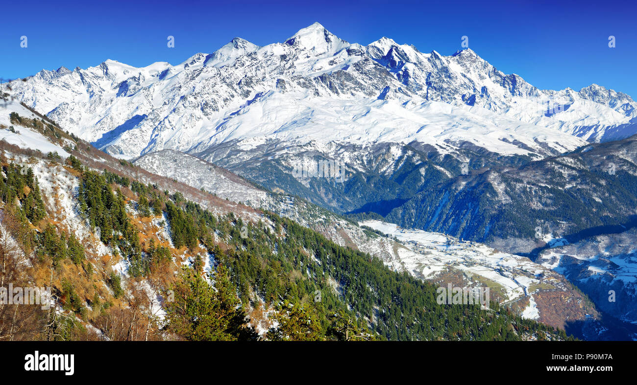 Spettacolare ghiacciaio Chalaadi, situato sul versante meridionale dei Monti Causacus, vista dal monte Zuruldi in Hatsvali, Svaneti superiore regione di Georgi Foto Stock