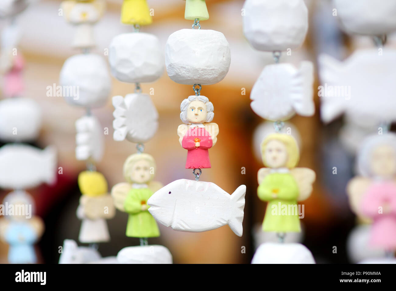 Carino ceramiche colorate angeli venduti sul mercato di Pasqua a Vilnius. Capitale lituana annuali di artigianato tradizionale fiera che si tiene ogni mese di marzo sulla Città Vecchia str Foto Stock