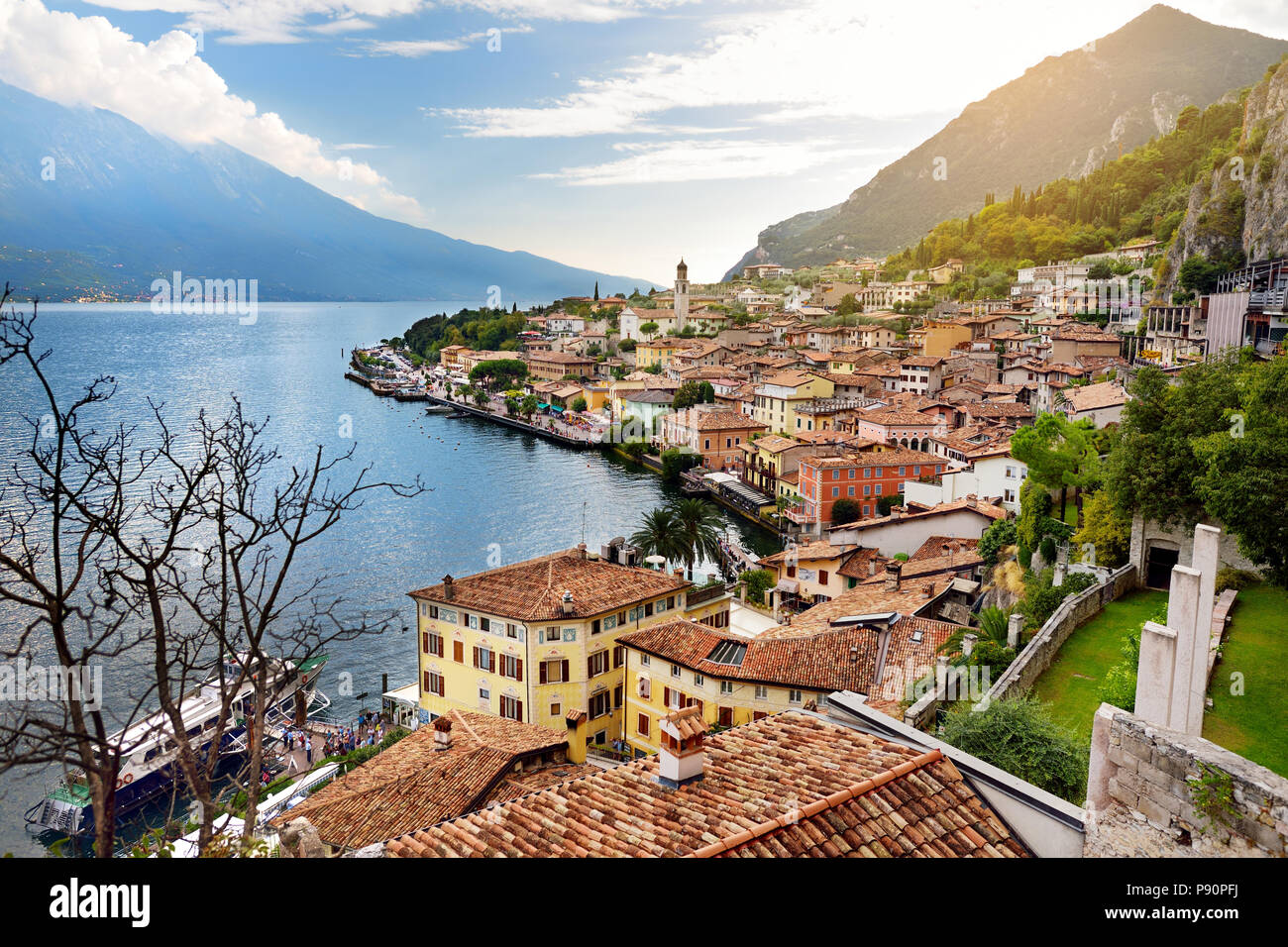 Splendide vedute di Limone sul Garda, una piccola cittadina e comune in provincia di Brescia, in Lombardia, situato sulla sponda occidentale del Lago di Garda. Foto Stock