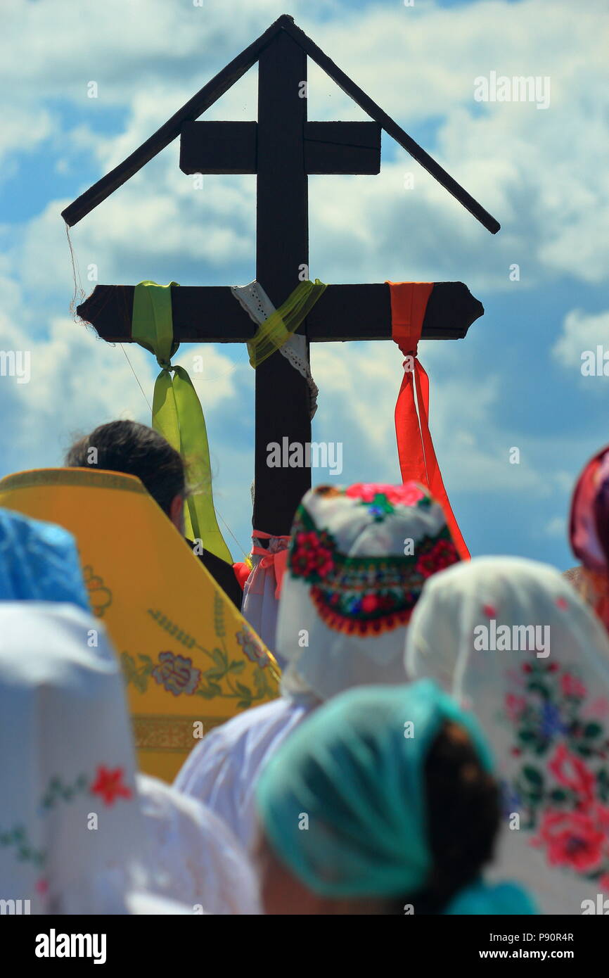 La preghiera presso la croce in occasione della festa dei Santi Pietro e Paolo Foto Stock