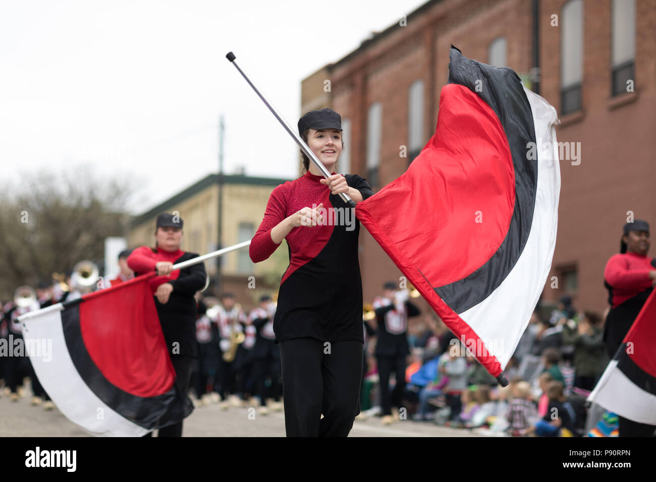 Holland, Michigan, Stati Uniti d'America - 12 Maggio 2018 i membri del Holland High School Marching Band Olandese, eseguire al Muziek Parade, durante la Tulip Time F Foto Stock