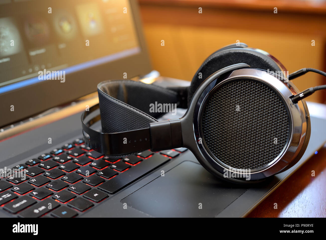 Cuffie per audiofili con PC laptop Foto stock - Alamy