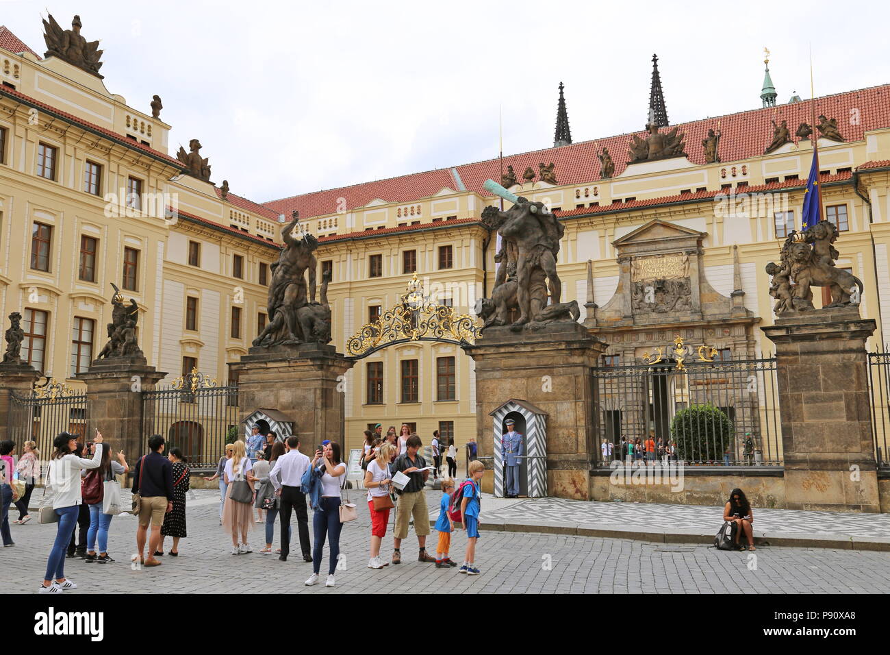 Castello di cancelli, primo cortile e Matthias cancello dal Hradčanské Náměstí, il Castello di Praga, Hradčany, Praga Cechia (Repubblica Ceca), Europa Foto Stock