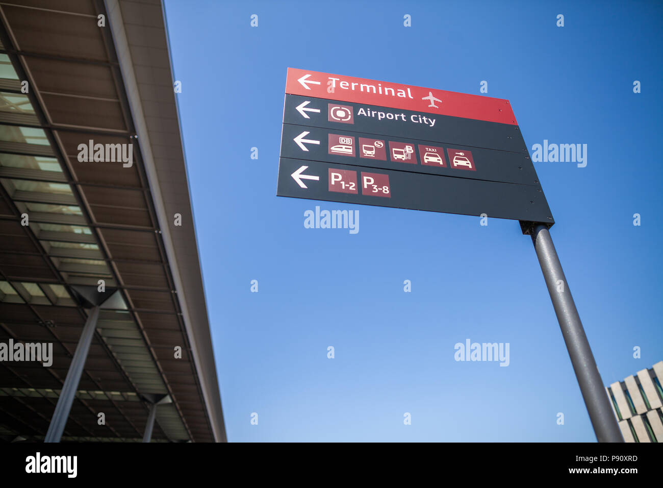 Berlino / GERMANIA - Aprile 29, 2018: Cartello sul terminale passeggeri Berlin Brandenburg Airport, Willy Brandt. Il BER è un aeroporto internazionale sotto Foto Stock