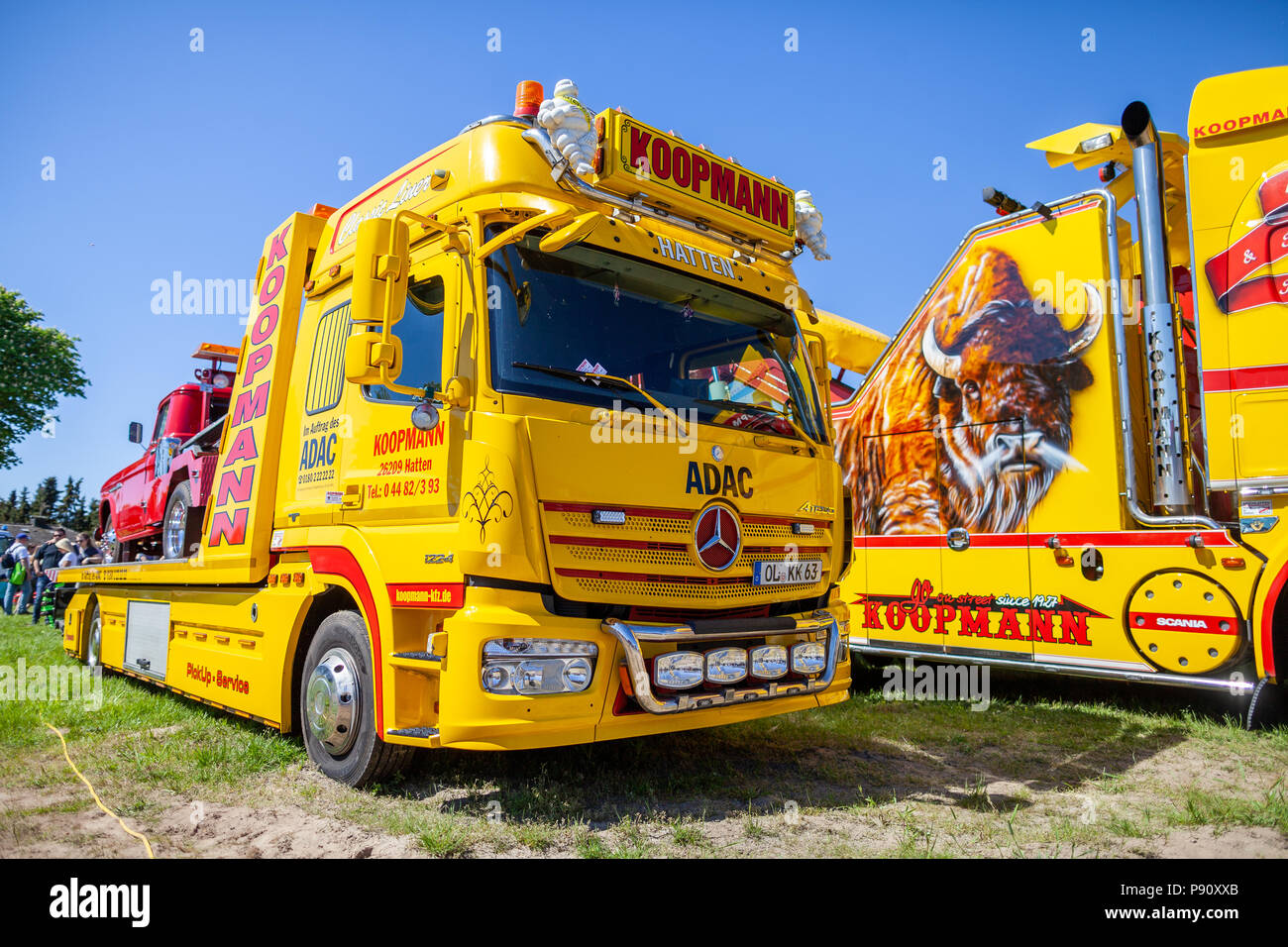 DELMENHORST / Germania - 6 Maggio 2018: Mercedes Atego ripartizione carrello dal servizio di prelievo Koopmann sorge su un open day. Foto Stock