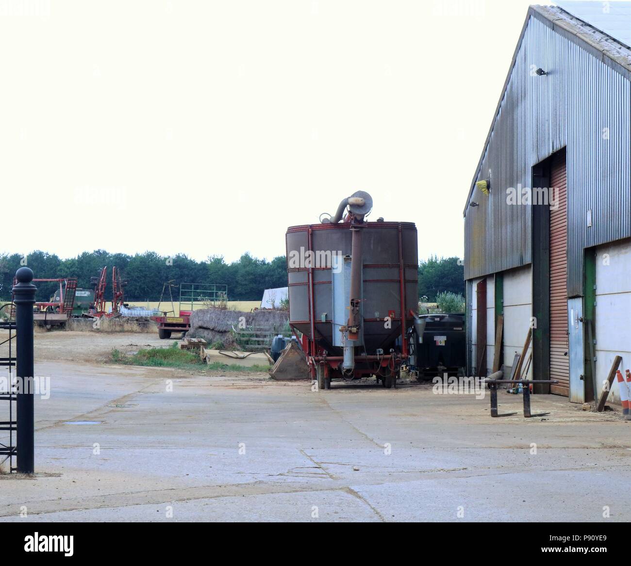 Farm Barn edificio con crocette e altre apparecchiature. Foto Stock