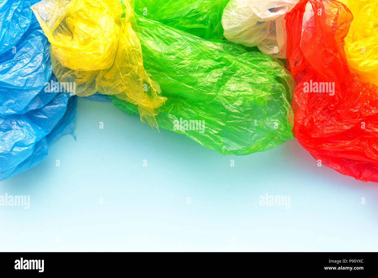 Pila di variopinti sacchetti di plastica, il consumismo e l'inquinamento ambientale concetto Foto Stock