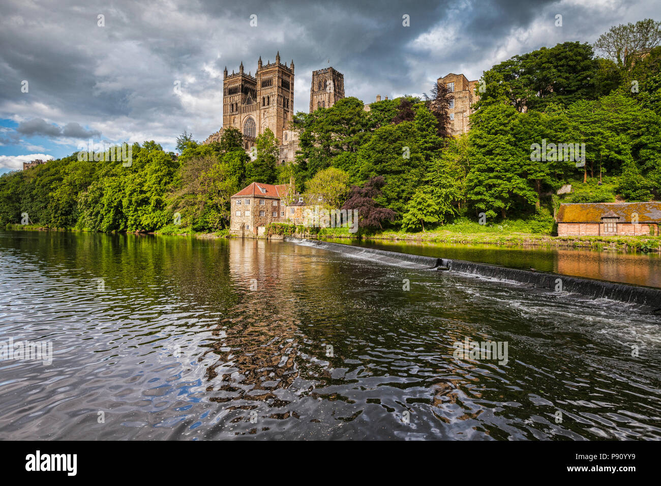 La Cattedrale di Durham e il fiume indossare sotto un drammatico cielo tempestoso. Foto Stock