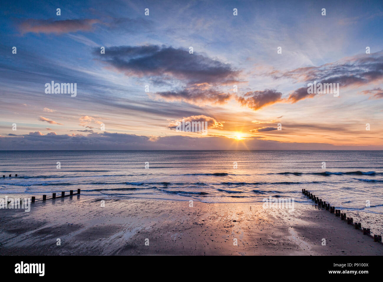 Sunrise a Bridlington Beach, East Riding of Yorkshire. Foto Stock