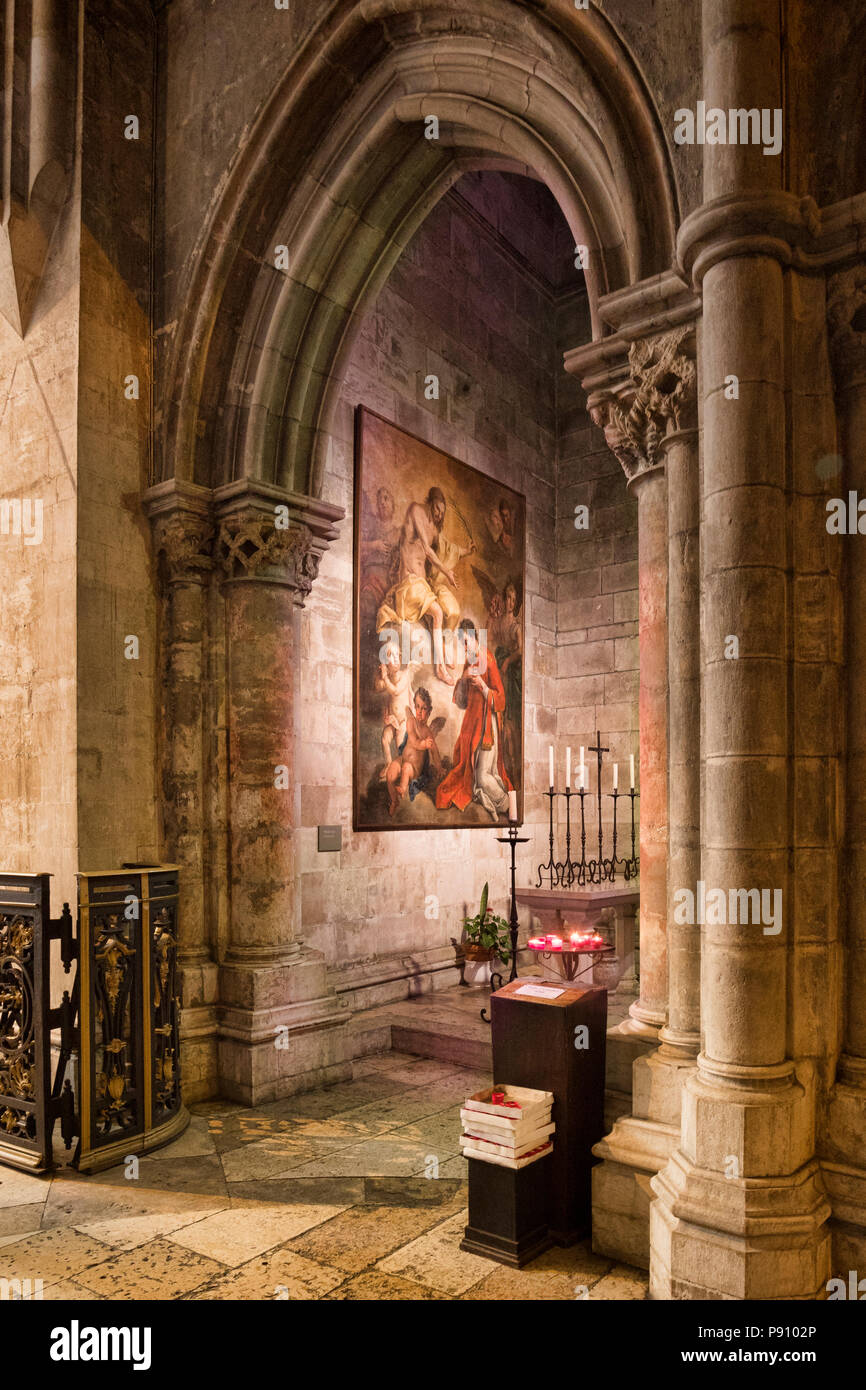 1 Marzo 2018: Lisbona Portogallo - lavori d'arte religiosa in un'alcova della cattedrale. Foto Stock