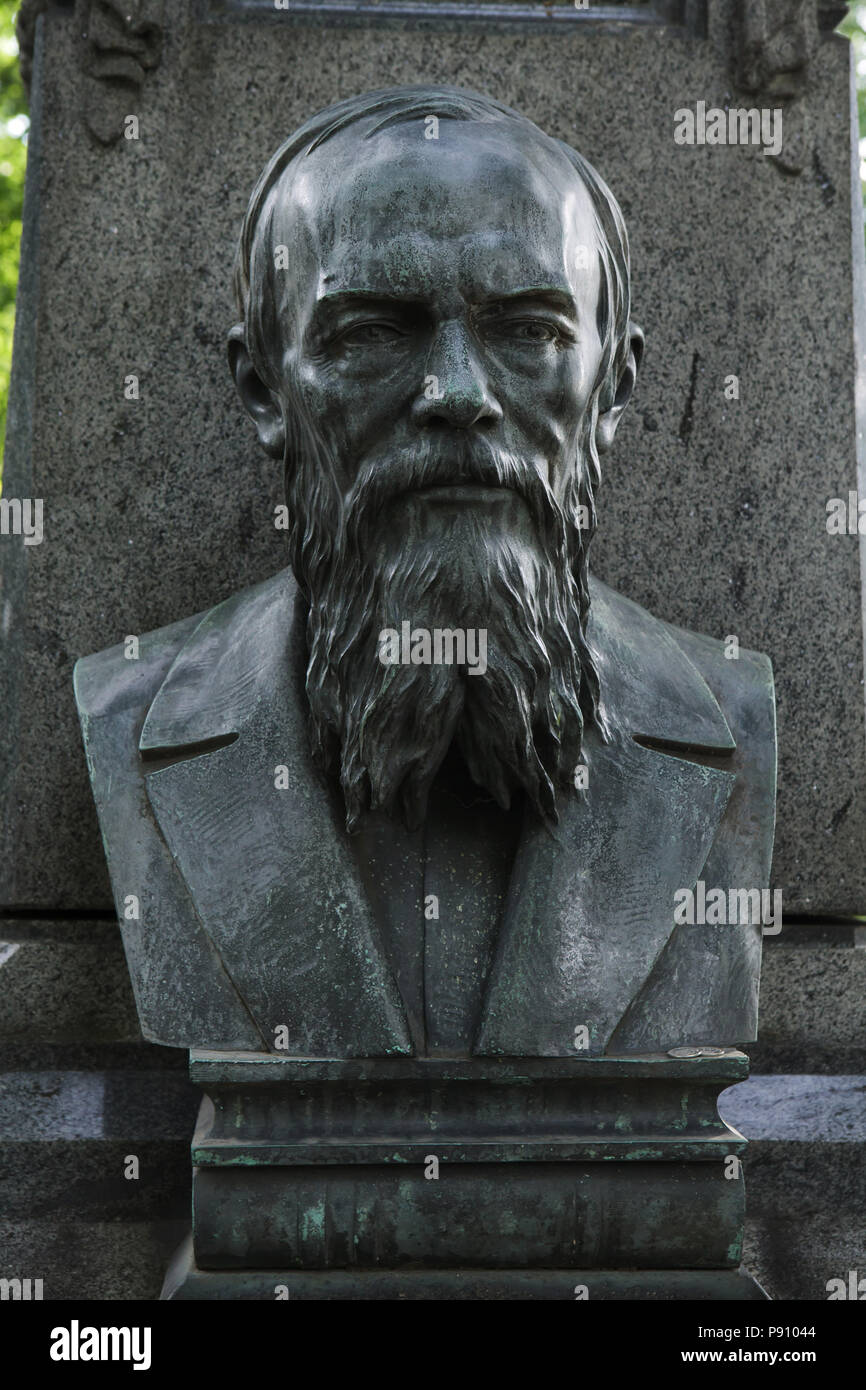 Busto in bronzo del romanziere russo Fëdor Dostoevskij sulla sua tomba al cimitero Tikhvinskoye del Monastero di Alexander Nevsky, a San Pietroburgo, Russia. Foto Stock