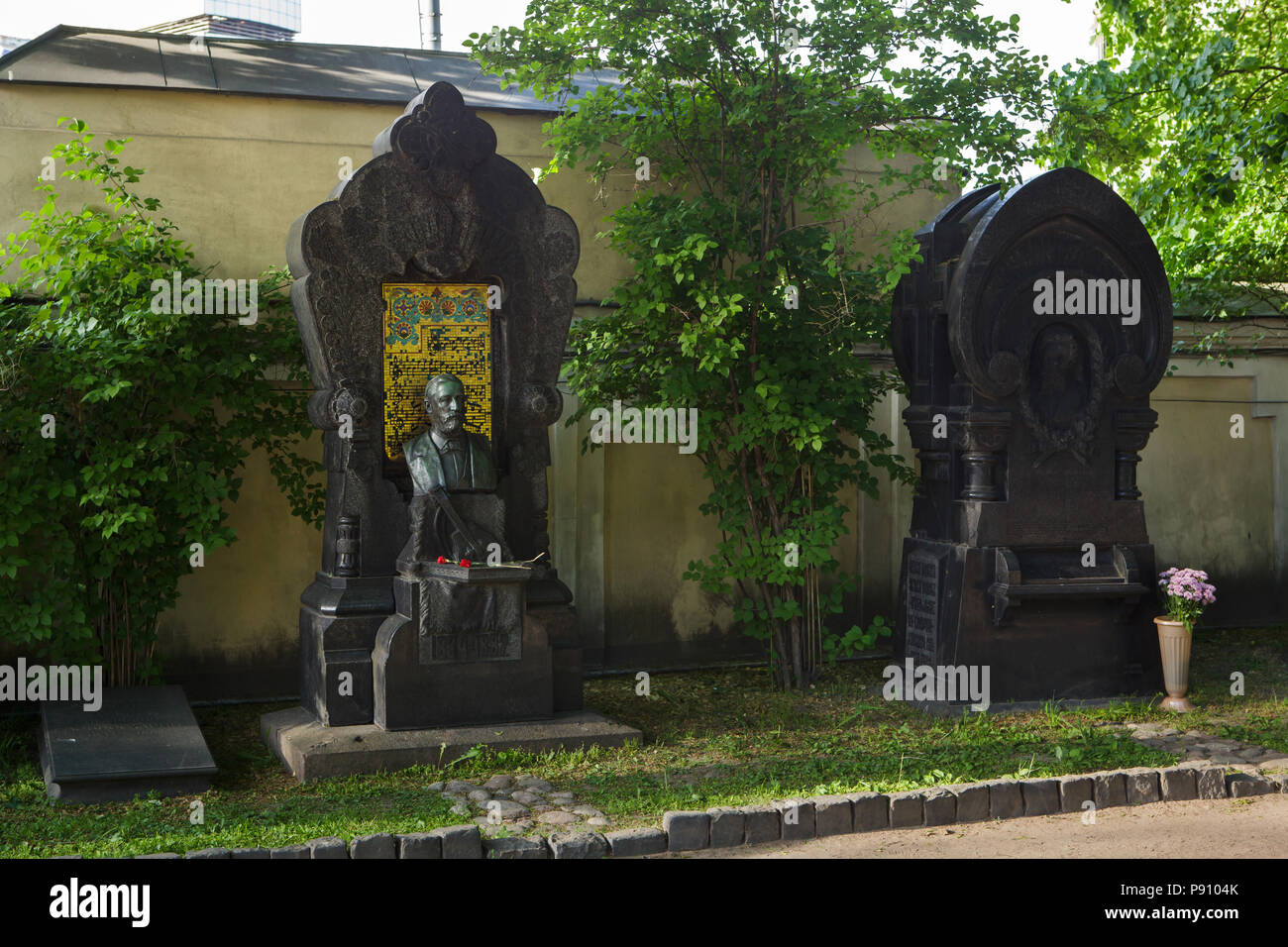 Tombe dei compositori russi Alexander Borodin (L) e Modest MUSSORGSKY (R) a Tikhvinskoye cimitero del monastero di Alexander Nevsky, a San Pietroburgo, Russia. Foto Stock