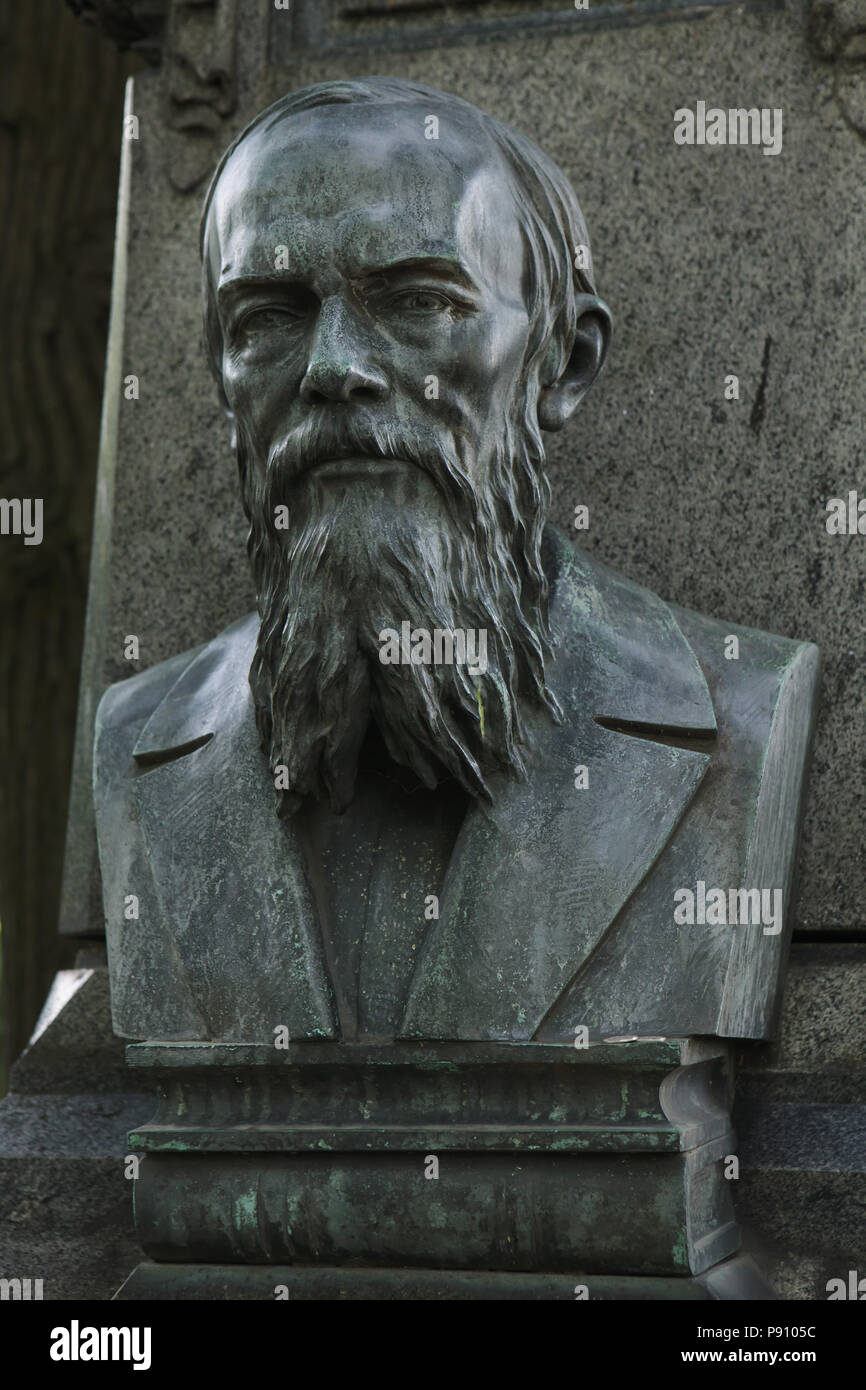 Busto in bronzo del romanziere russo Fëdor Dostoevskij sulla sua tomba al cimitero Tikhvinskoye del Monastero di Alexander Nevsky, a San Pietroburgo, Russia. Foto Stock