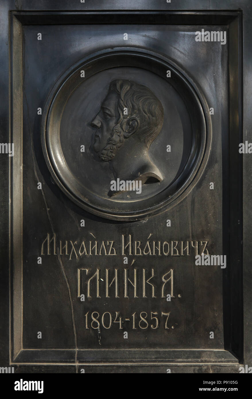Il compositore russo Mikhail Glinka raffigurata sulla sua tomba al cimitero Tikhvinskoye del Monastero di Alexander Nevsky, a San Pietroburgo, Russia. Foto Stock