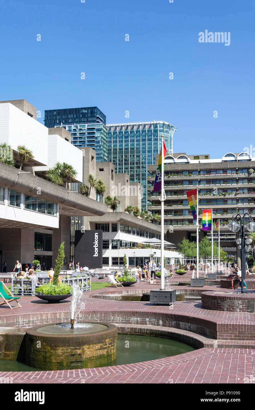 Terrazza sul lago, Barbican station wagon, Barbican, la City di Londra Greater London, England, Regno Unito Foto Stock