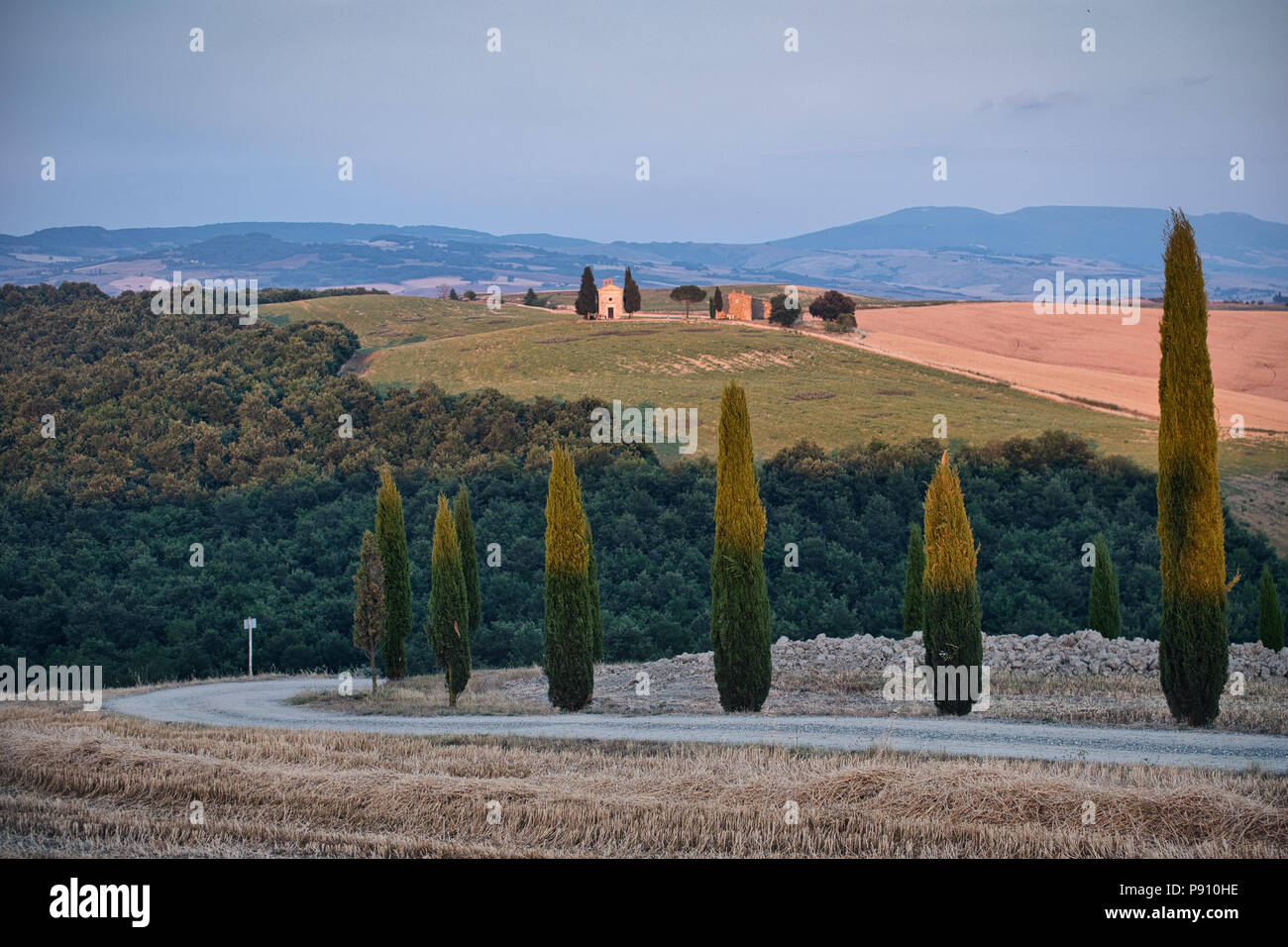 Foto della cappella sulla Val d'Orcia al tramonto Foto Stock