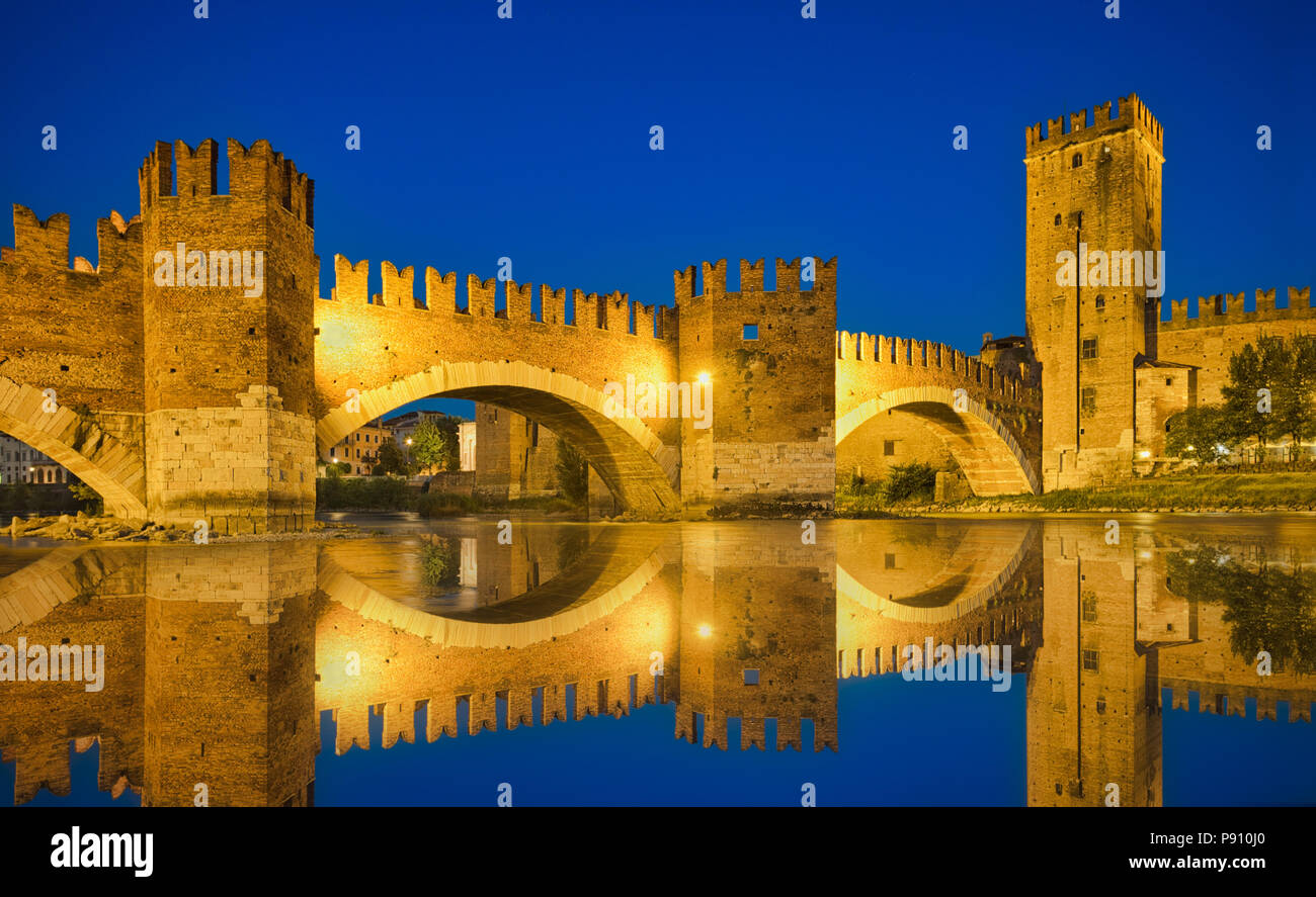 Foto del ponte di Castelvecchio al blue ora Foto Stock