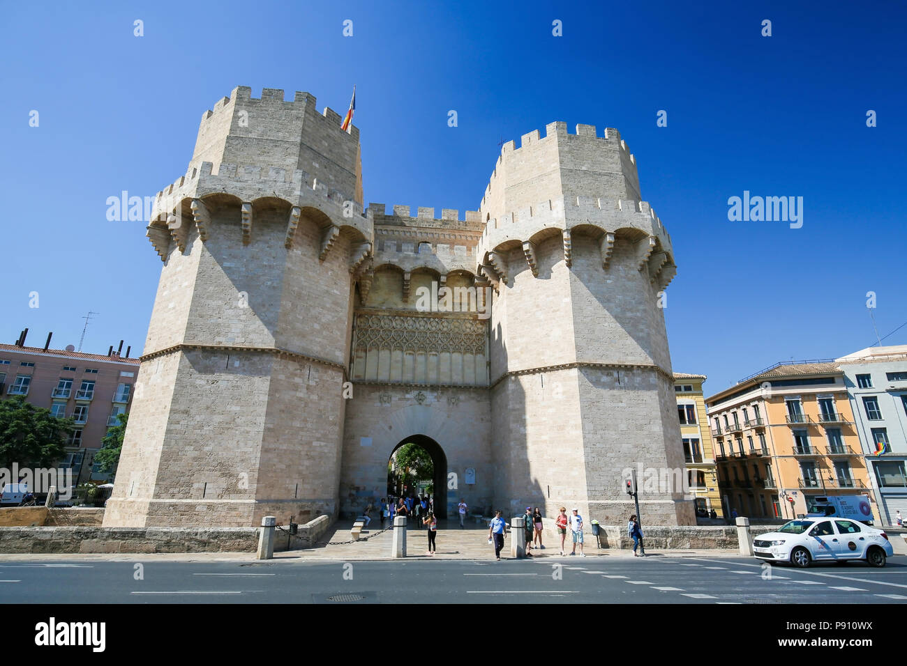 La facciata esterna della monumentale Serrano gate o gate Serrans, costruita nel XIV secolo nel centro di Valencia, Spagna Foto Stock