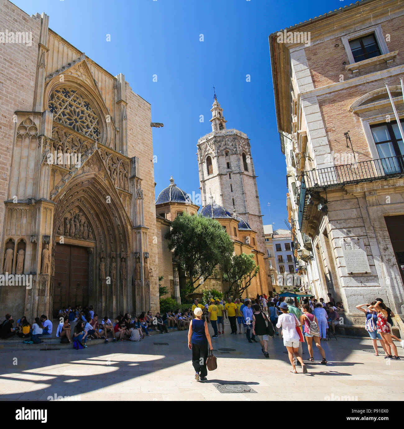 Cattedrale di Valencia (XIII secolo) e la Torre Del Micalet presso la Plaza de la Almoina nel centro di Valencia, Spagna Foto Stock