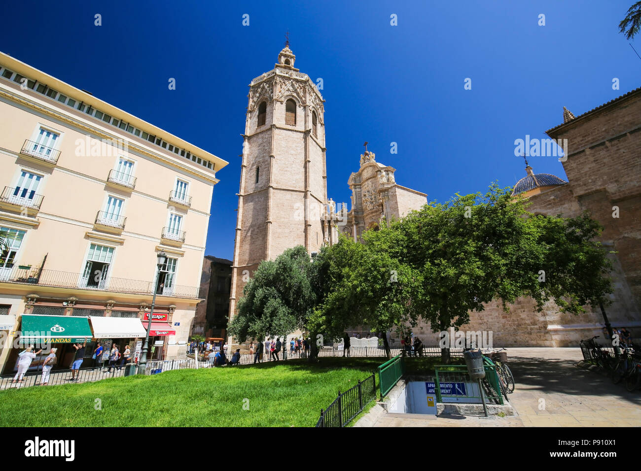 Cattedrale di Valencia (XIII secolo) e la Torre Del Micalet presso la Plaza de la Almoina nel centro di Valencia, Spagna Foto Stock