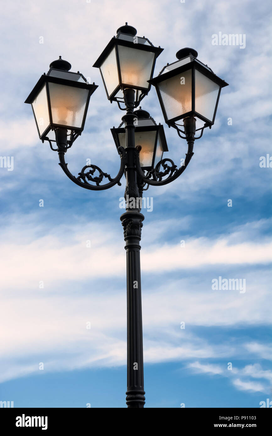 Via lampada accesa al crepuscolo Foto Stock