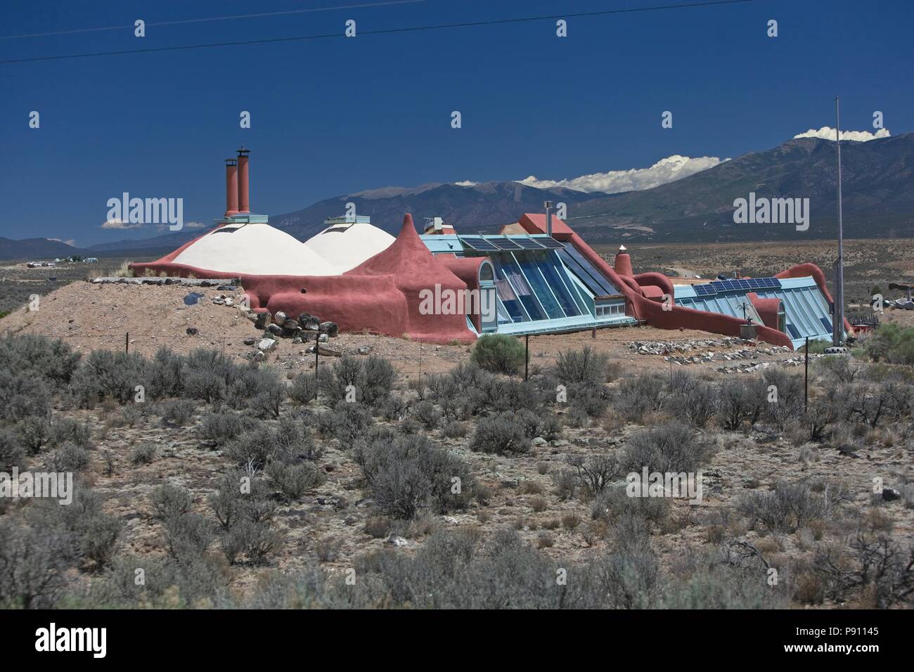 Innovative e sostenere l'alloggiamento earthship trovato alla periferia di Taos New Mexico. Case utilizza materiali riciclati e materiali sostenibili e fare affidamento su p Foto Stock