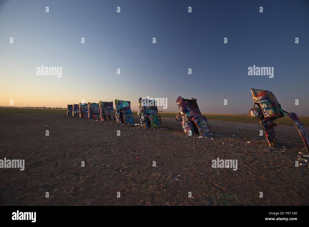 Una volta unico e iconica Cadillac Ranch di Amarillo Texas è ora un triste monumento ad atti di vandalismo, grafitti, immondizia e distruzione Foto Stock