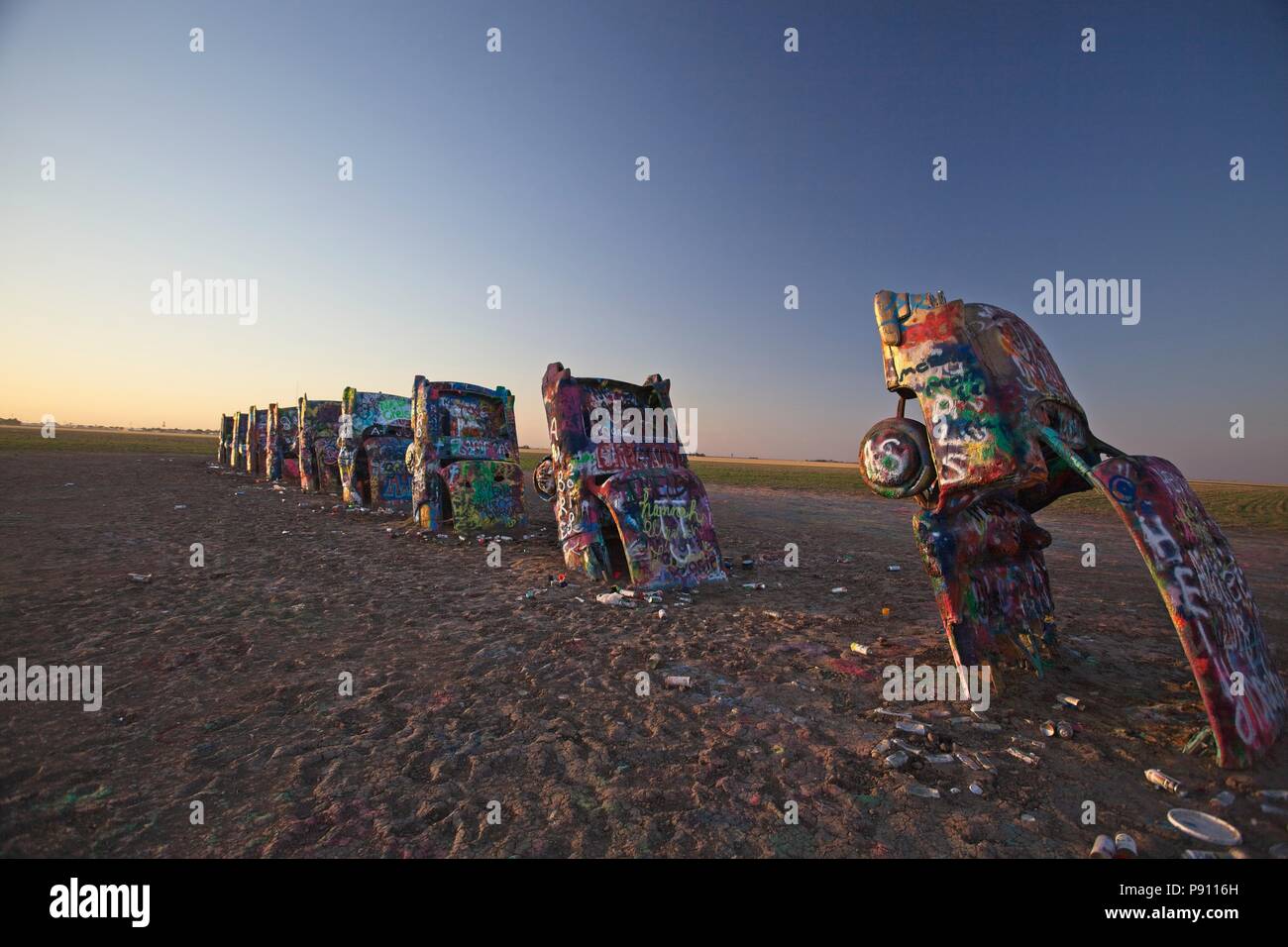 Una volta unico e iconica Cadillac Ranch di Amarillo Texas è ora un triste monumento ad atti di vandalismo, grafitti, immondizia e distruzione Foto Stock