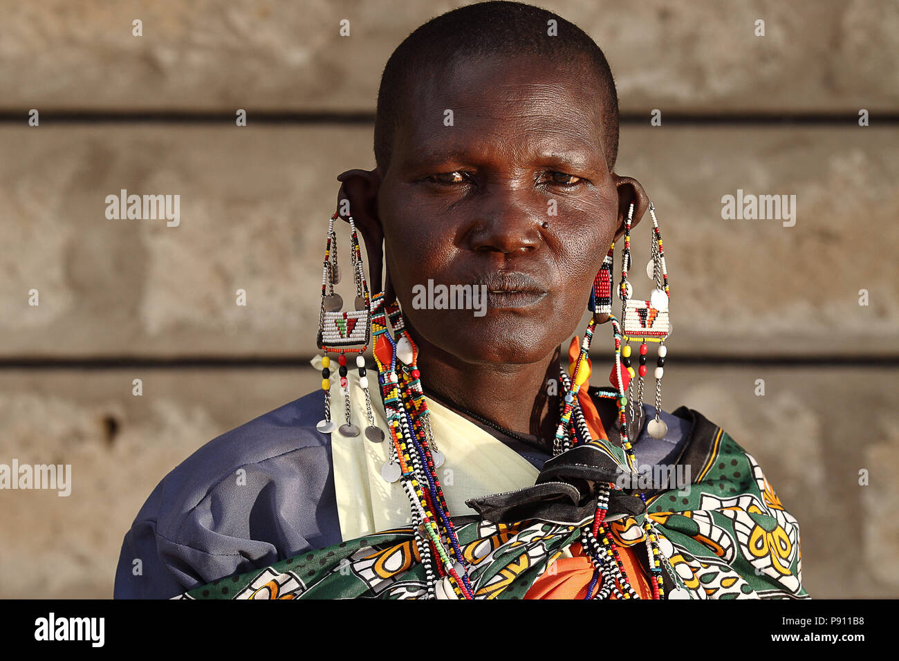 Vecchia Signora Masai con abiti tradizionali e Masai orecchini sul orecchio Masai ritratto Foto Stock